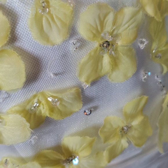 White ballgown style tulle prom dress, 4, yellow - Picture 3 of 9